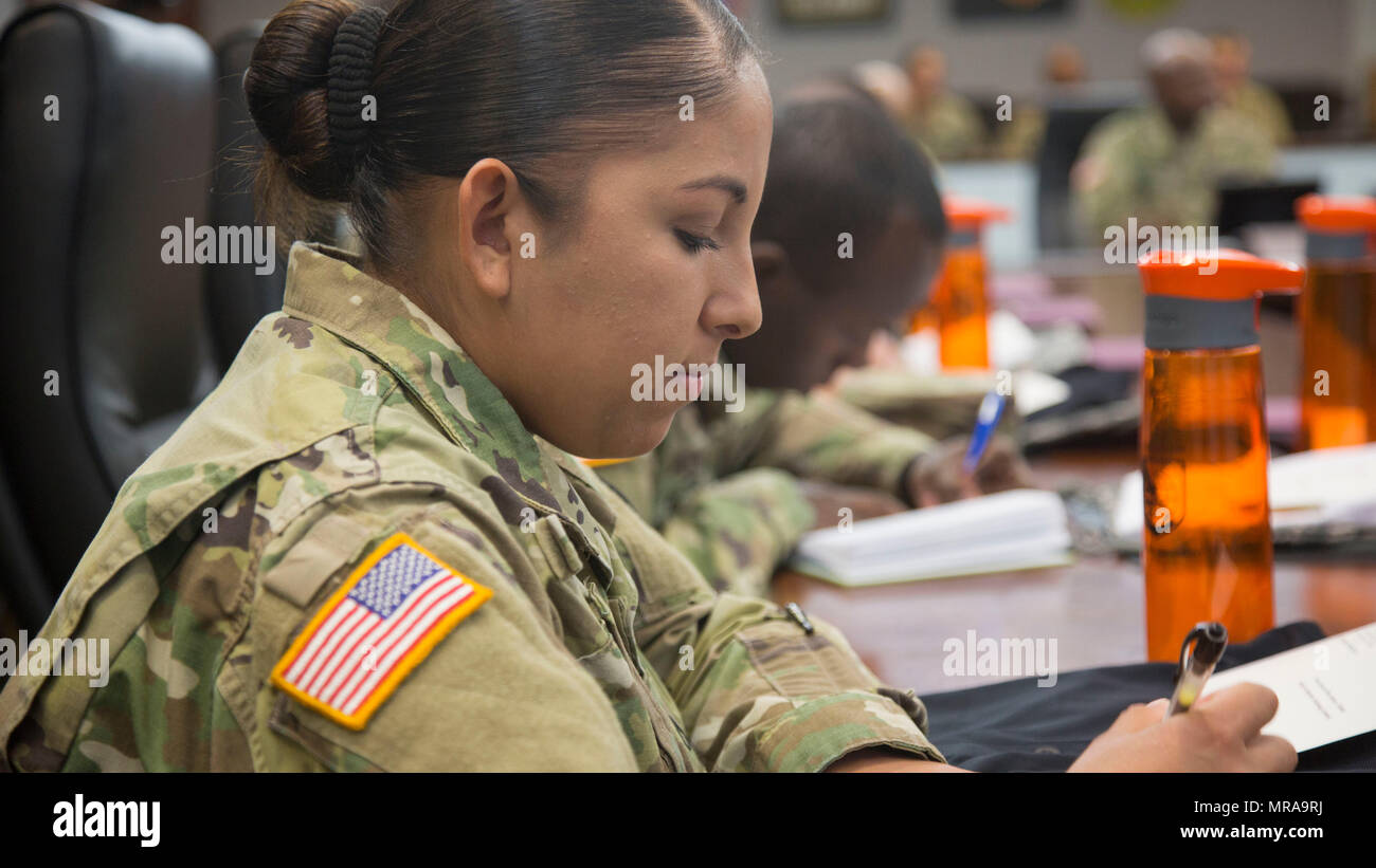 Stati Uniti Pfc dell'esercito. Jessica Estrada, assegnato alla sede centrale e sede Azienda (HHC) rete Enterprise Technology Command (NETCOM), partecipa a una sessione di briefing come parte del 2017 NETCOM guerriero migliore concorrenza a Fort Huachuca, Az., 11 maggio 2017. La concorrenza è una estenuante settimana di eventi che le prove le competenze, le conoscenze e la professionalità di 11 soldati in rappresentanza del NETCOM organizzazioni subordinate. (U.S. Esercito foto di Spc. Tianna S. Wilson) Foto Stock