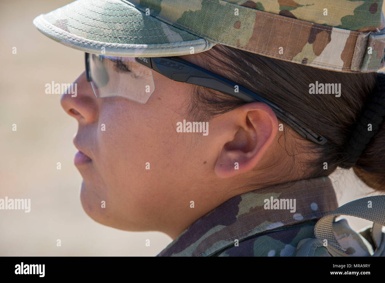 Stati Uniti Pfc dell'esercito. Jessica Estrada, assegnato alla sede centrale e sede Azienda (HHC) rete Enterprise Technology Command (NETCOM), pone per un ritratto a Fort Huachuca, Az., 12 maggio 2017. Estrada è 1 di 11 soldati competere nel 2017 NETCOM guerriero migliore concorrenza. (U.S. Esercito foto di Spc. Tianna S. Wilson) Foto Stock