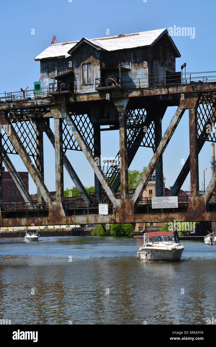 La Canal Street ponte di sollevamento, costruito nel 1914, permette BNSF merci e passeggeri Amtrack treni di attraversare il fiume Chicago a Ping Tom Park. Foto Stock