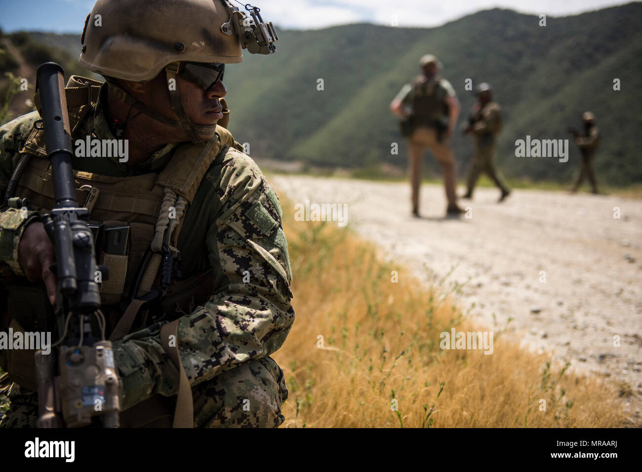 Hospital Corpsman 2a classe Marcus Poole, assegnato alla Naval Air Station North Island ramo Clinic, detiene una posizione di sicurezza durante una pattuglia a Fleet combattere la fotocamera del Pacifico (FCCP) Esercizio Estate rapido colpo 2017 in Azusa, California, 21 maggio 2017. Scatto rapido è un biennale FCCP esercizio che fornisce live-fuoco e le informazioni visive di formazione comune per lottare contro i beni della fotocamera. (U.S. Navy foto di Sottufficiali di prima classe Paolo Bayas) Foto Stock