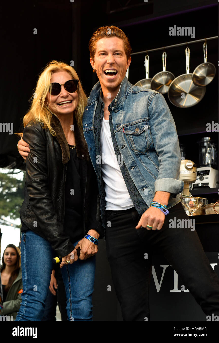 Napa Valley, California, 25 maggio 2018, campione olimpionico Shaun White con sua madre Cathy bianco su Williams Sonoma e Stadio di culinaria al 2018 BottleRock Festival in Napa California, Credito: Ken Howard/Alamy Live News Foto Stock