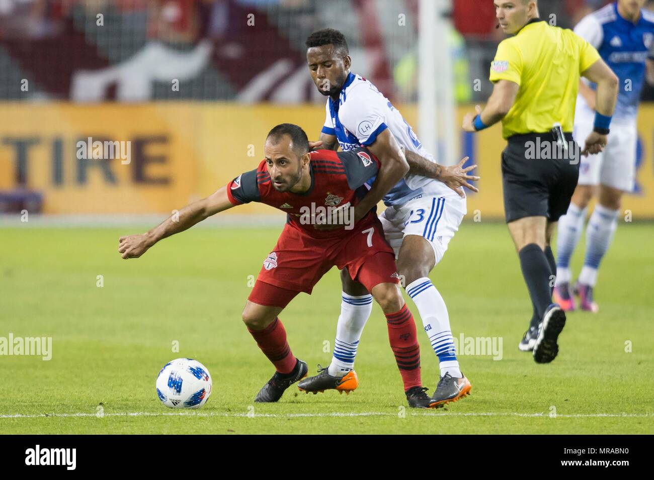 Toronto, Canada. 25 Maggio, 2018. Victor Vazquez (L) di Toronto FC con vies Kellyn Acosta (2 L) di FC Dallas durante la loro 2018 Major League Soccer (MLS) corrispondono al BMO Field di Toronto, Canada, 25 maggio 2018. Toronto FC perso 0-1. Credito: Zou Zheng/Xinhua/Alamy Live News Foto Stock