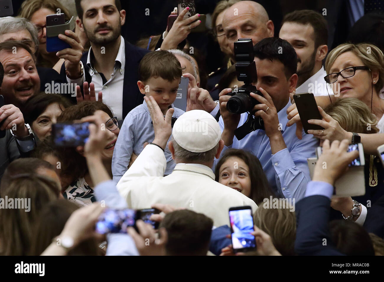 25 maggio 2018 - Stato della Città del Vaticano (Santa Sede) il Papa Francesco durante l udienza ai Membri della famiglia e i dipendenti della Questura di Roma in Aualo Paolo VI in Vaticano. Credito: Evandro Inetti/ZUMA filo/Alamy Live News Foto Stock