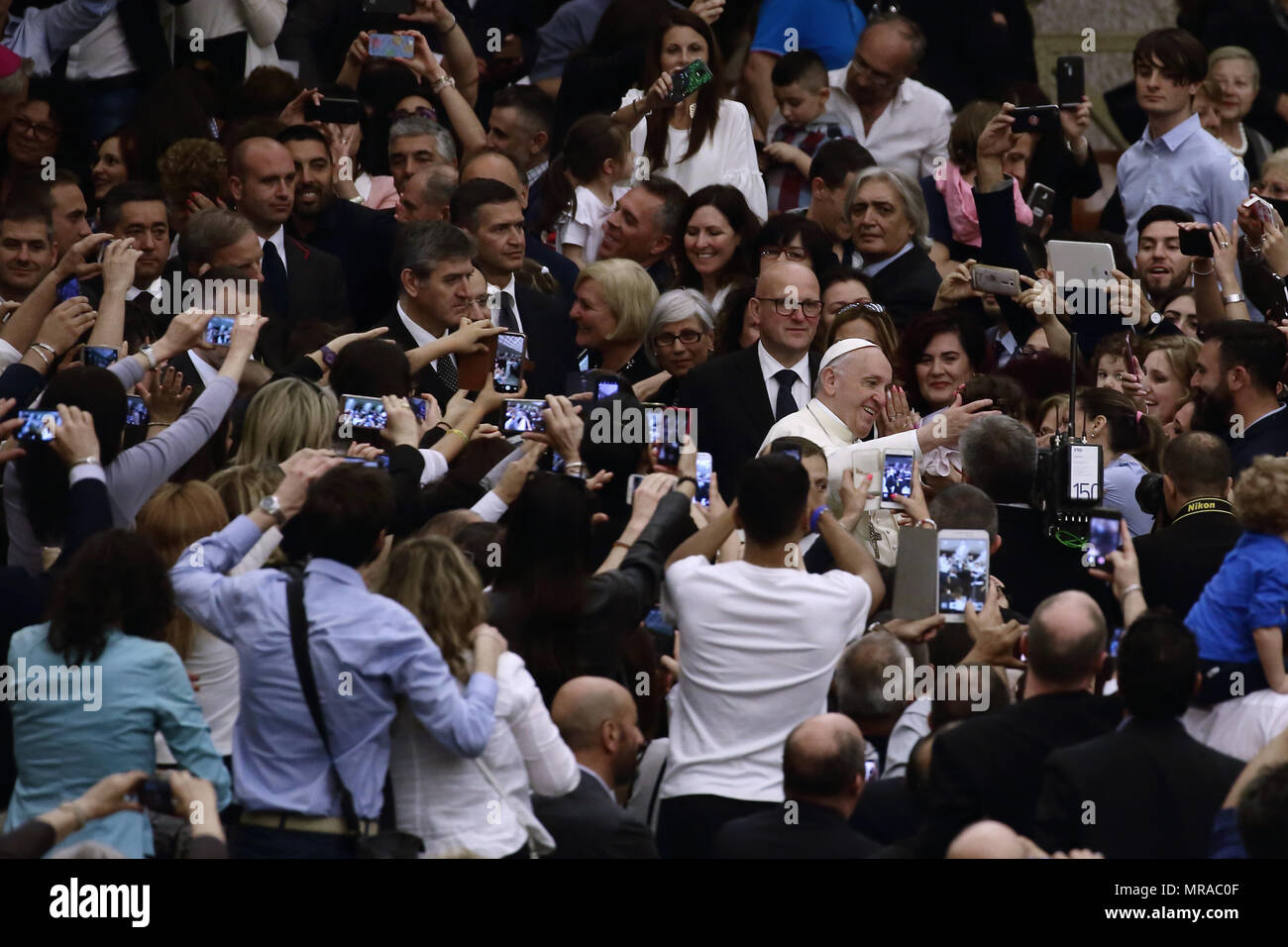 25 maggio 2018 - Stato della Città del Vaticano (Santa Sede) il Papa Francesco durante l udienza ai Membri della famiglia e i dipendenti della Questura di Roma in Aualo Paolo VI in Vaticano. Credito: Evandro Inetti/ZUMA filo/Alamy Live News Foto Stock