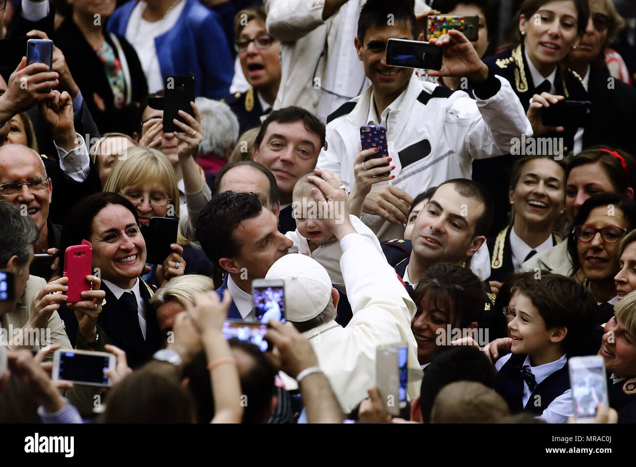 25 maggio 2018 - Stato della Città del Vaticano (Santa Sede) il Papa Francesco durante l udienza ai Membri della famiglia e i dipendenti della Questura di Roma in Aualo Paolo VI in Vaticano. Credito: Evandro Inetti/ZUMA filo/Alamy Live News Foto Stock