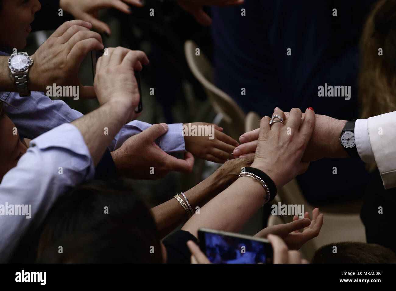 25 maggio 2018 - Stato della Città del Vaticano (Santa Sede) il Papa Francesco durante l udienza ai Membri della famiglia e i dipendenti della Questura di Roma in Aualo Paolo VI in Vaticano. Credito: Evandro Inetti/ZUMA filo/Alamy Live News Foto Stock
