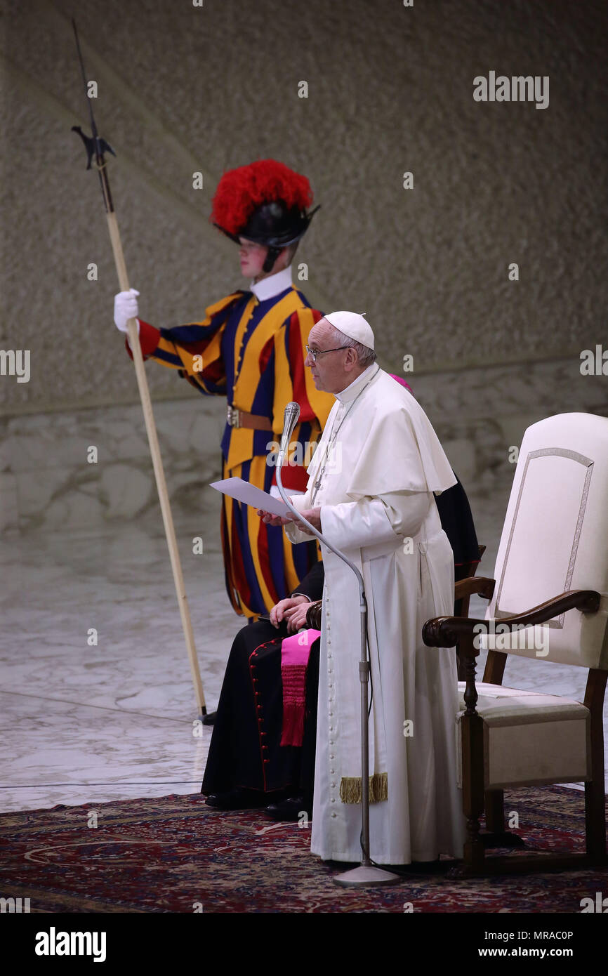 25 maggio 2018 - Stato della Città del Vaticano (Santa Sede) il Papa Francesco durante l udienza ai Membri della famiglia e i dipendenti della Questura di Roma in Aualo Paolo VI in Vaticano. Credito: Evandro Inetti/ZUMA filo/Alamy Live News Foto Stock