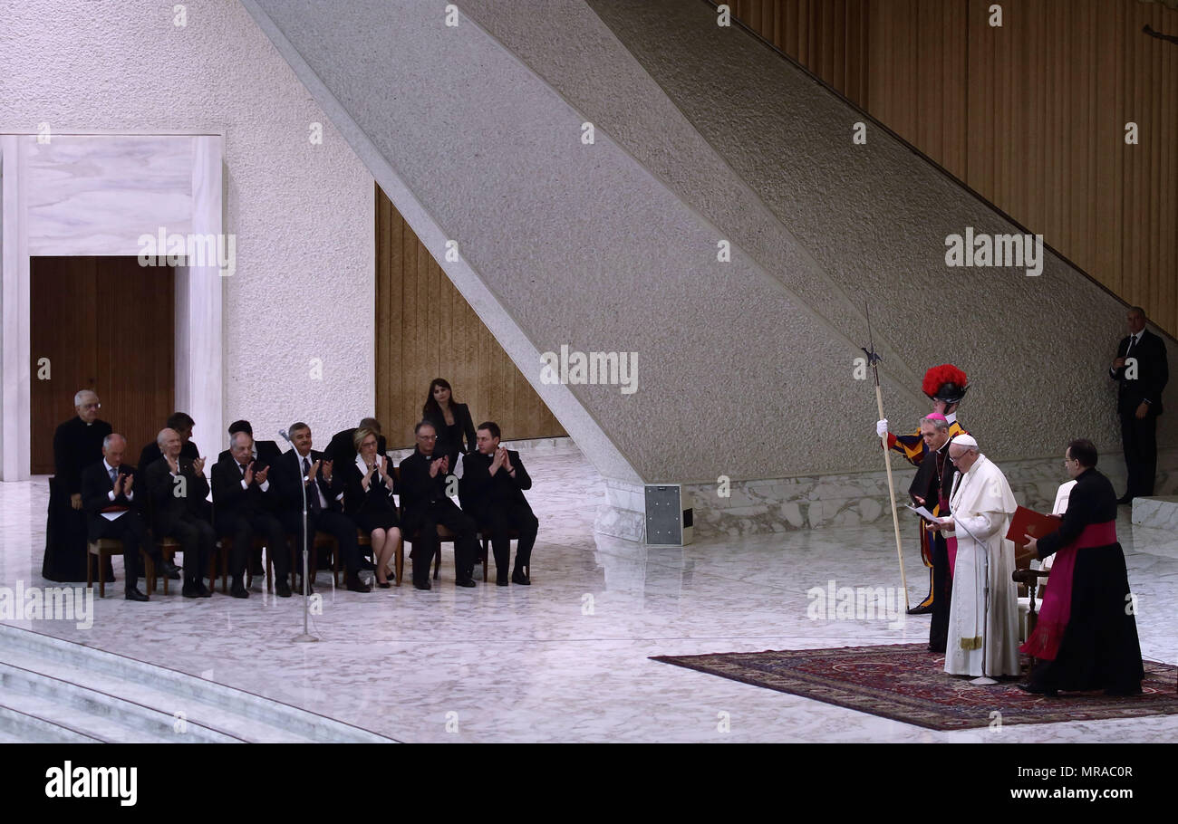 25 maggio 2018 - Stato della Città del Vaticano (Santa Sede) il Papa Francesco durante l udienza ai Membri della famiglia e i dipendenti della Questura di Roma in Aualo Paolo VI in Vaticano. Credito: Evandro Inetti/ZUMA filo/Alamy Live News Foto Stock