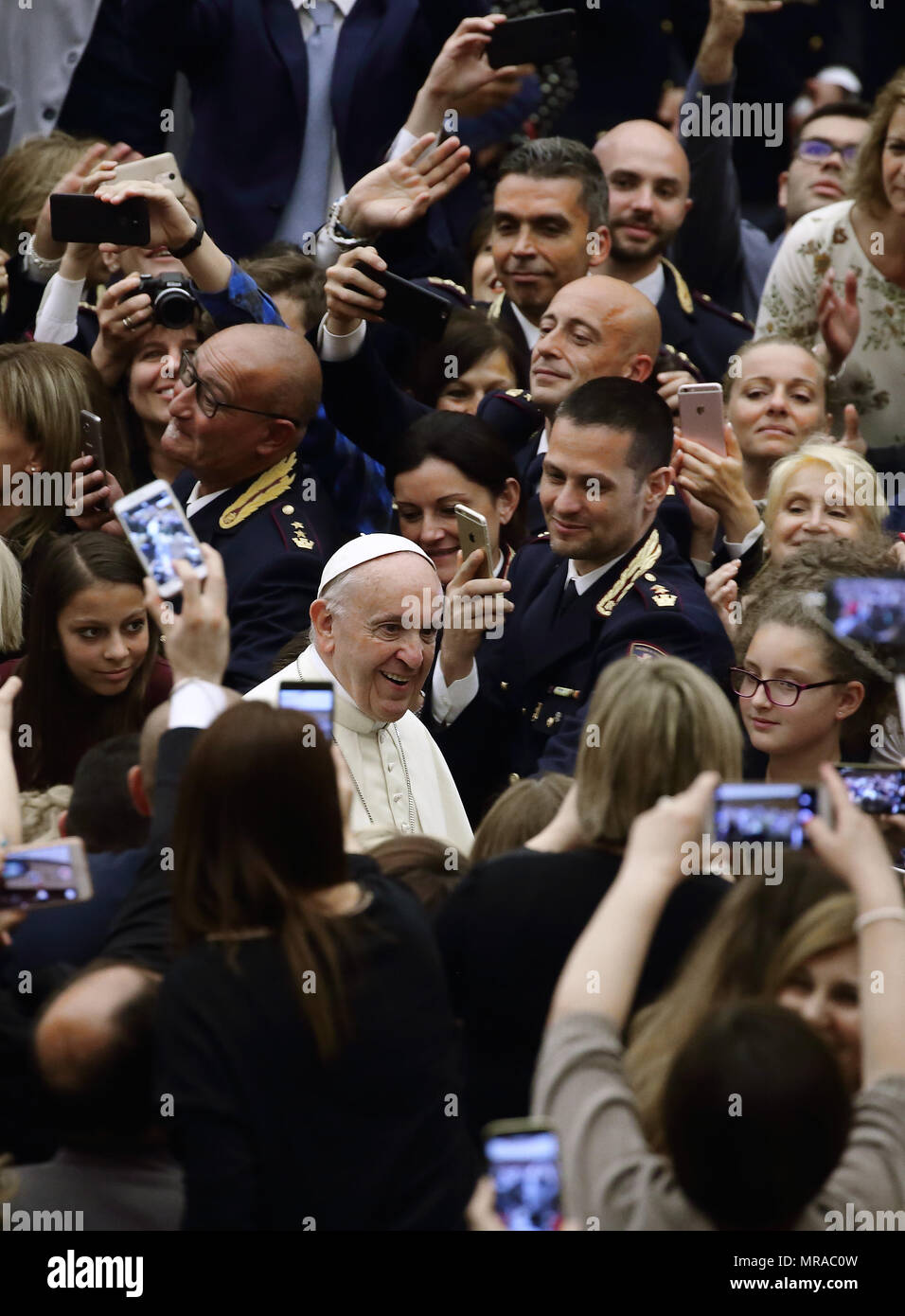 25 maggio 2018 - Stato della Città del Vaticano (Santa Sede) il Papa Francesco durante l udienza ai Membri della famiglia e i dipendenti della Questura di Roma in Aualo Paolo VI in Vaticano. Credito: Evandro Inetti/ZUMA filo/Alamy Live News Foto Stock