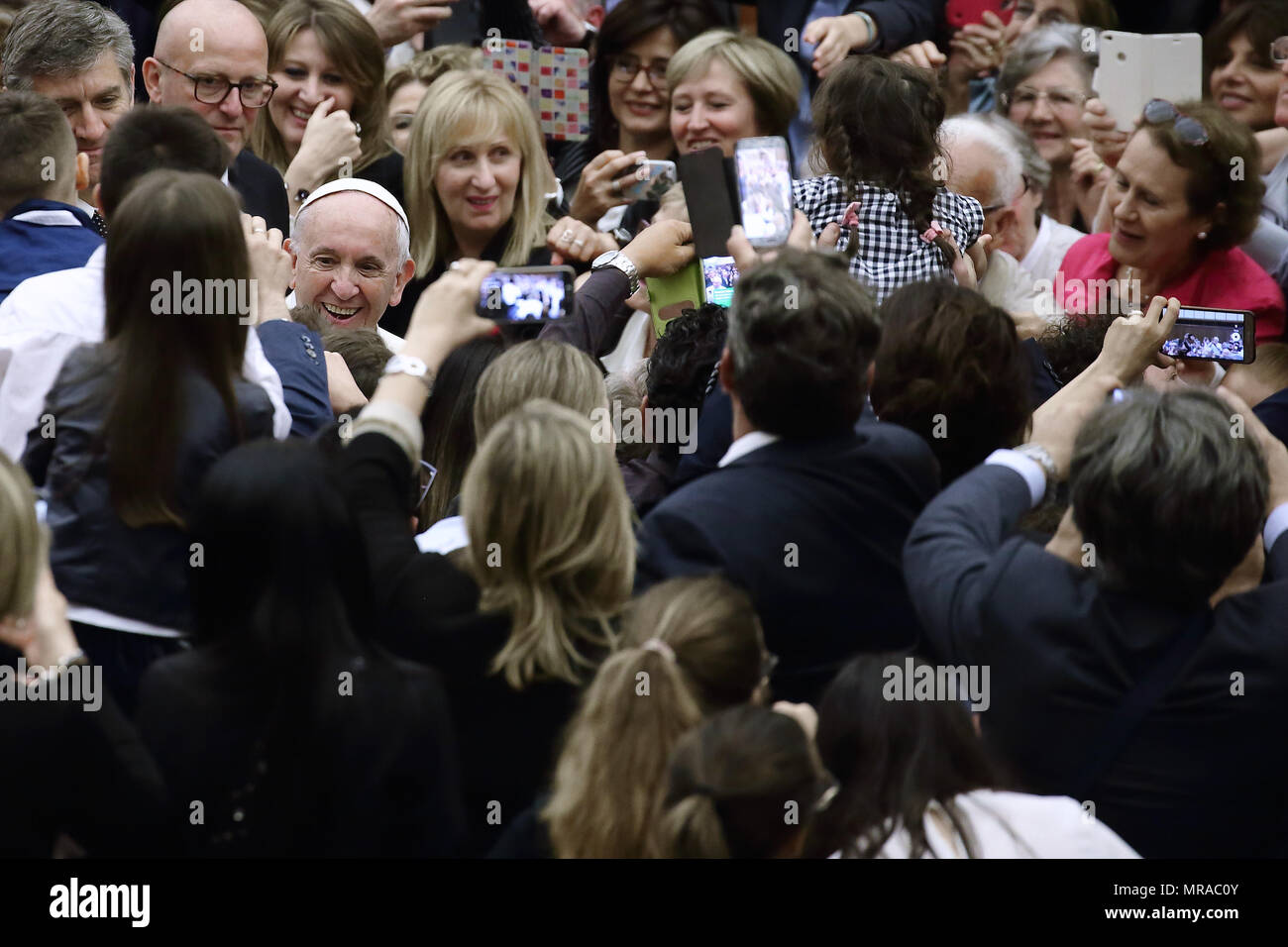 25 maggio 2018 - Stato della Città del Vaticano (Santa Sede) il Papa Francesco durante l udienza ai Membri della famiglia e i dipendenti della Questura di Roma in Aualo Paolo VI in Vaticano. Credito: Evandro Inetti/ZUMA filo/Alamy Live News Foto Stock