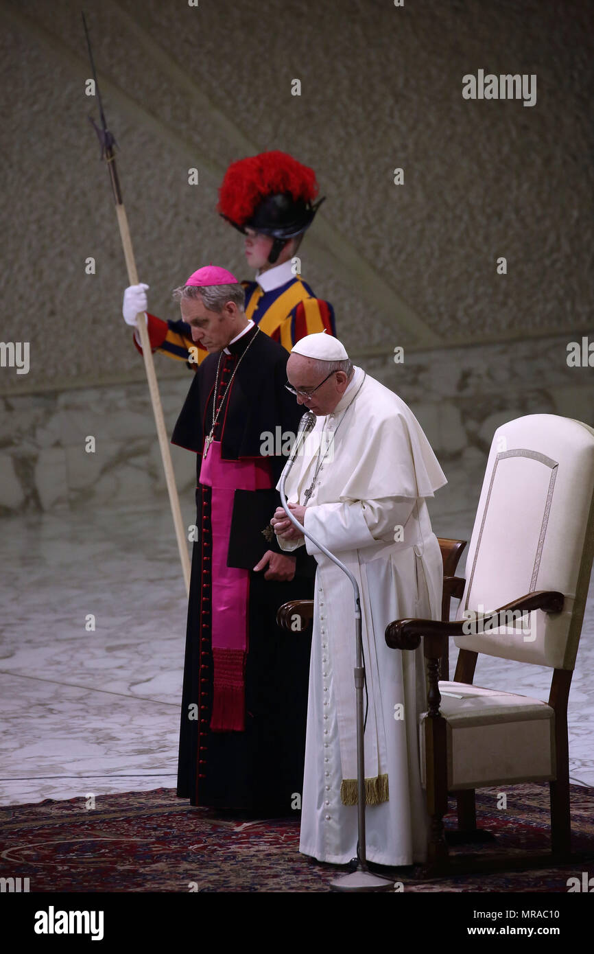25 maggio 2018 - Stato della Città del Vaticano (Santa Sede) il Papa Francesco durante l udienza ai Membri della famiglia e i dipendenti della Questura di Roma in Aualo Paolo VI in Vaticano. Credito: Evandro Inetti/ZUMA filo/Alamy Live News Foto Stock