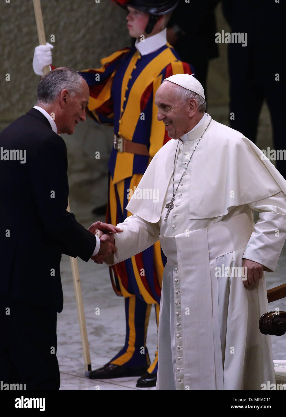 25 maggio 2018 - Stato della Città del Vaticano (Santa Sede) il Papa Francesco durante l udienza ai Membri della famiglia e i dipendenti della Questura di Roma in Aualo Paolo VI in Vaticano. Credito: Evandro Inetti/ZUMA filo/Alamy Live News Foto Stock