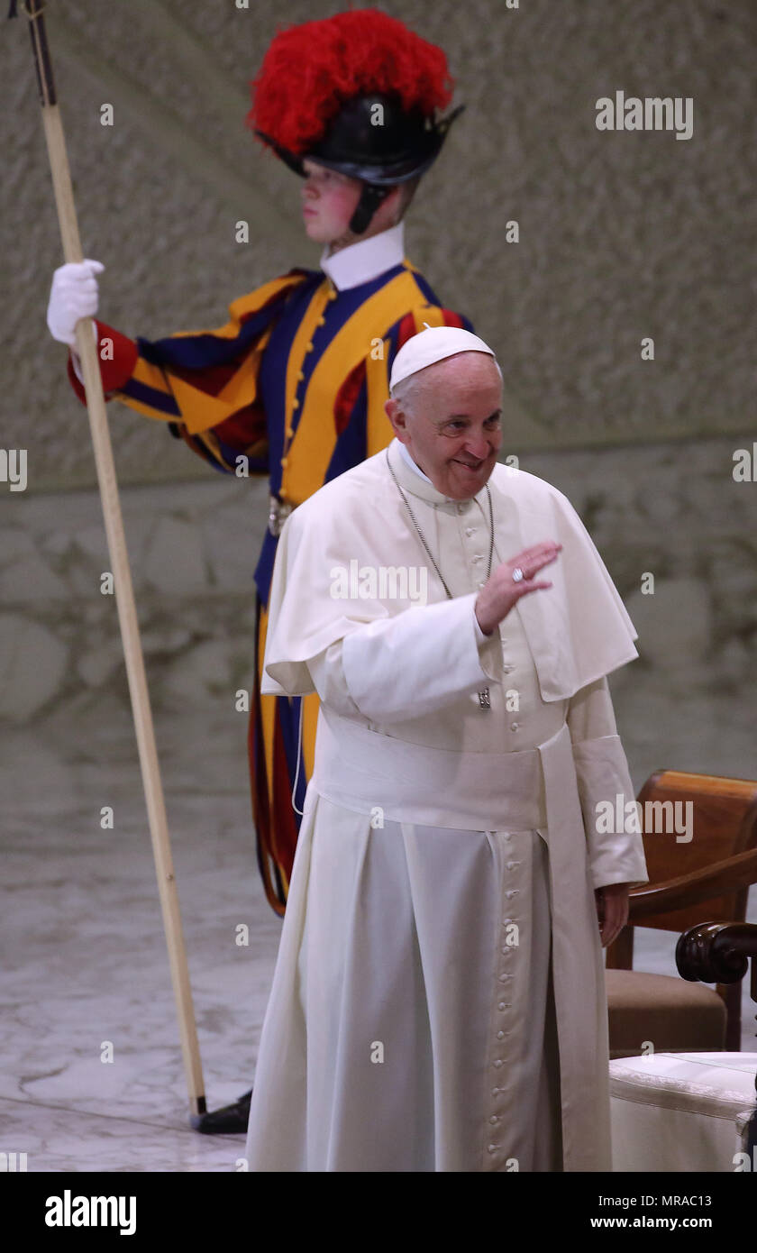 25 maggio 2018 - Stato della Città del Vaticano (Santa Sede) il Papa Francesco durante l udienza ai Membri della famiglia e i dipendenti della Questura di Roma in Aualo Paolo VI in Vaticano. Credito: Evandro Inetti/ZUMA filo/Alamy Live News Foto Stock