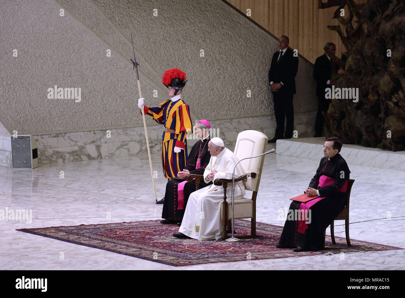 25 maggio 2018 - Stato della Città del Vaticano (Santa Sede) il Papa Francesco durante l udienza ai Membri della famiglia e i dipendenti della Questura di Roma in Aualo Paolo VI in Vaticano. Credito: Evandro Inetti/ZUMA filo/Alamy Live News Foto Stock