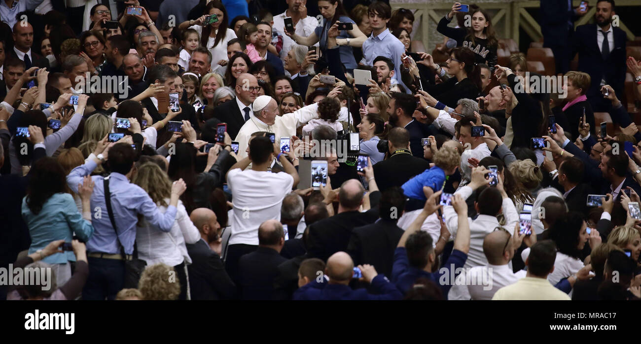 25 maggio 2018 - Stato della Città del Vaticano (Santa Sede) il Papa Francesco durante l udienza ai Membri della famiglia e i dipendenti della Questura di Roma in Aualo Paolo VI in Vaticano. Credito: Evandro Inetti/ZUMA filo/Alamy Live News Foto Stock
