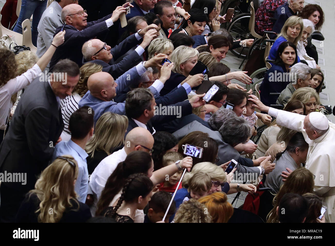 25 maggio 2018 - Stato della Città del Vaticano (Santa Sede) il Papa Francesco durante l udienza ai Membri della famiglia e i dipendenti della Questura di Roma in Aualo Paolo VI in Vaticano. Credito: Evandro Inetti/ZUMA filo/Alamy Live News Foto Stock