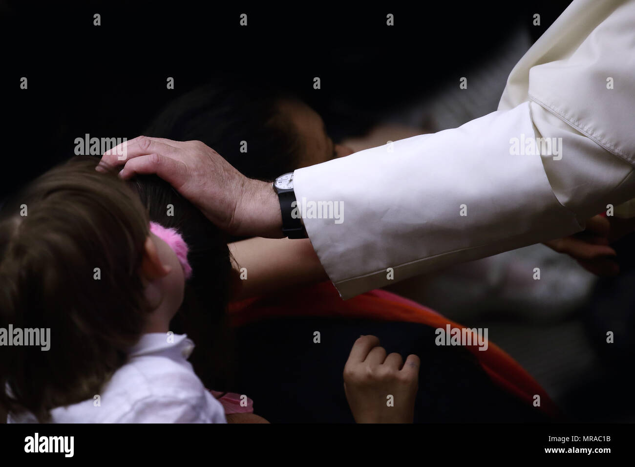 25 maggio 2018 - Stato della Città del Vaticano (Santa Sede) il Papa Francesco durante l udienza ai Membri della famiglia e i dipendenti della Questura di Roma in Aualo Paolo VI in Vaticano. Credito: Evandro Inetti/ZUMA filo/Alamy Live News Foto Stock