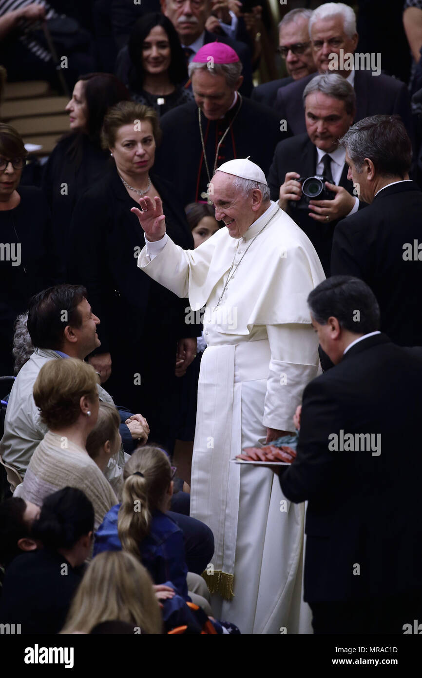 25 maggio 2018 - Stato della Città del Vaticano (Santa Sede) il Papa Francesco durante l udienza ai Membri della famiglia e i dipendenti della Questura di Roma in Aualo Paolo VI in Vaticano. Credito: Evandro Inetti/ZUMA filo/Alamy Live News Foto Stock