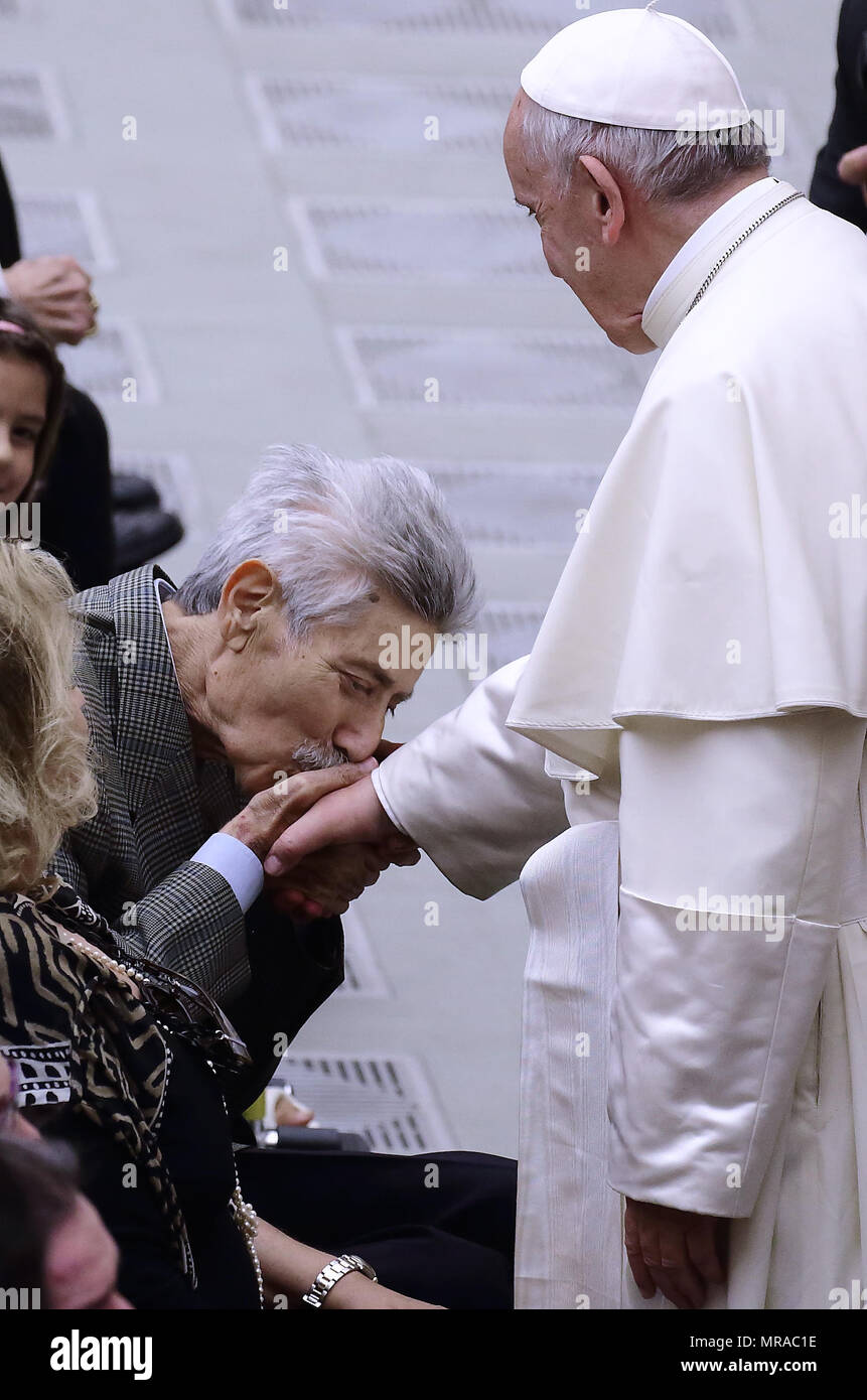 25 maggio 2018 - Stato della Città del Vaticano (Santa Sede) il Papa Francesco durante l udienza ai Membri della famiglia e i dipendenti della Questura di Roma in Aualo Paolo VI in Vaticano. Credito: Evandro Inetti/ZUMA filo/Alamy Live News Foto Stock