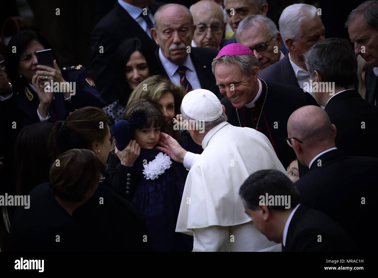 25 maggio 2018 - Stato della Città del Vaticano (Santa Sede) il Papa Francesco durante l udienza ai Membri della famiglia e i dipendenti della Questura di Roma in Aualo Paolo VI in Vaticano. Credito: Evandro Inetti/ZUMA filo/Alamy Live News Foto Stock