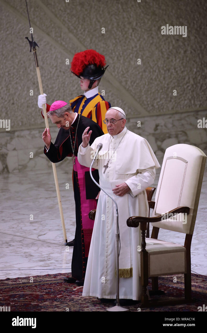25 maggio 2018 - Stato della Città del Vaticano (Santa Sede) il Papa Francesco durante l udienza ai Membri della famiglia e i dipendenti della Questura di Roma in Aualo Paolo VI in Vaticano. Credito: Evandro Inetti/ZUMA filo/Alamy Live News Foto Stock