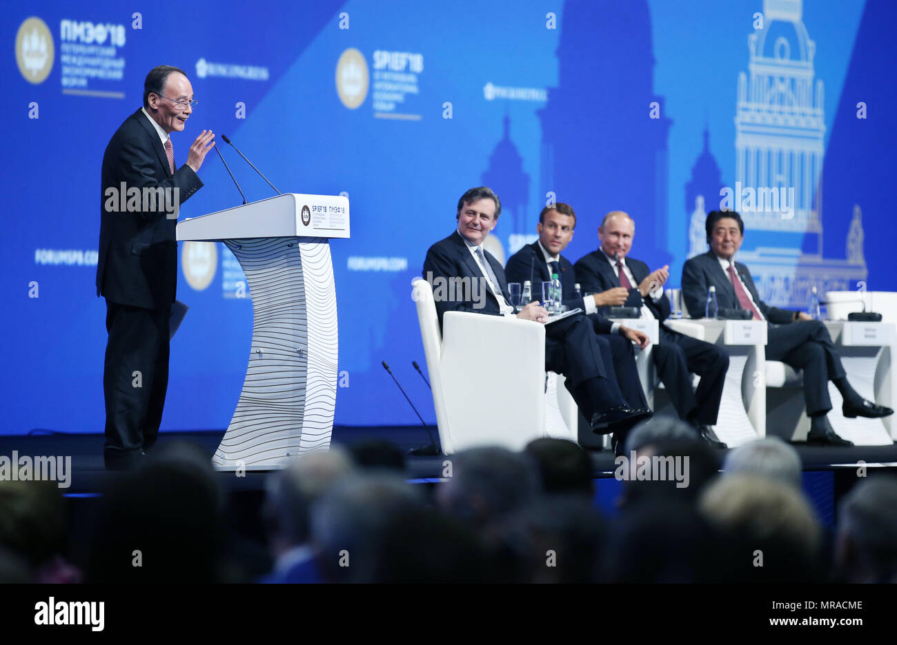 San Pietroburgo, Russia. 25 Maggio, 2018. Chinese Vice Presidente Wang Qishan risolve il ventiduesimo San Pietroburgo International Economic Forum a San Pietroburgo, Russia, 25 maggio 2018. Credito: Yao Dawei/Xinhua/Alamy Live News Foto Stock