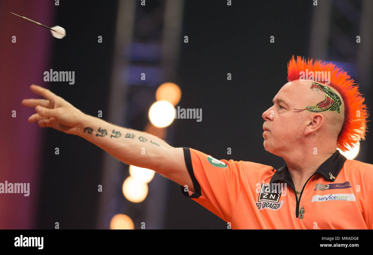 25 maggio 2018, Germania, Gelsenkirchen: Scottish freccette player e l'anno scorso il campione Peter Wright in azione al tedesco Freccette Masters 2018 del PDC World Series. Foto: Friso Gentsch/dpa Foto Stock