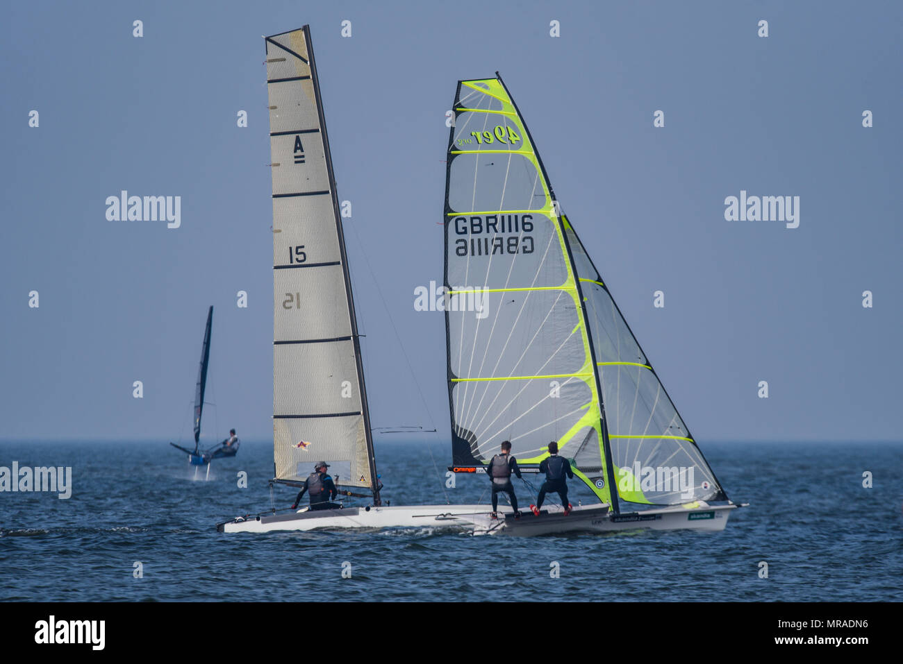 Regata del Thorpe Bay Yacht Club nell'estuario del Tamigi al largo di Thorpe Bay e Southend, vicino al molo di Southend. Essex. Corse di yacht Foto Stock