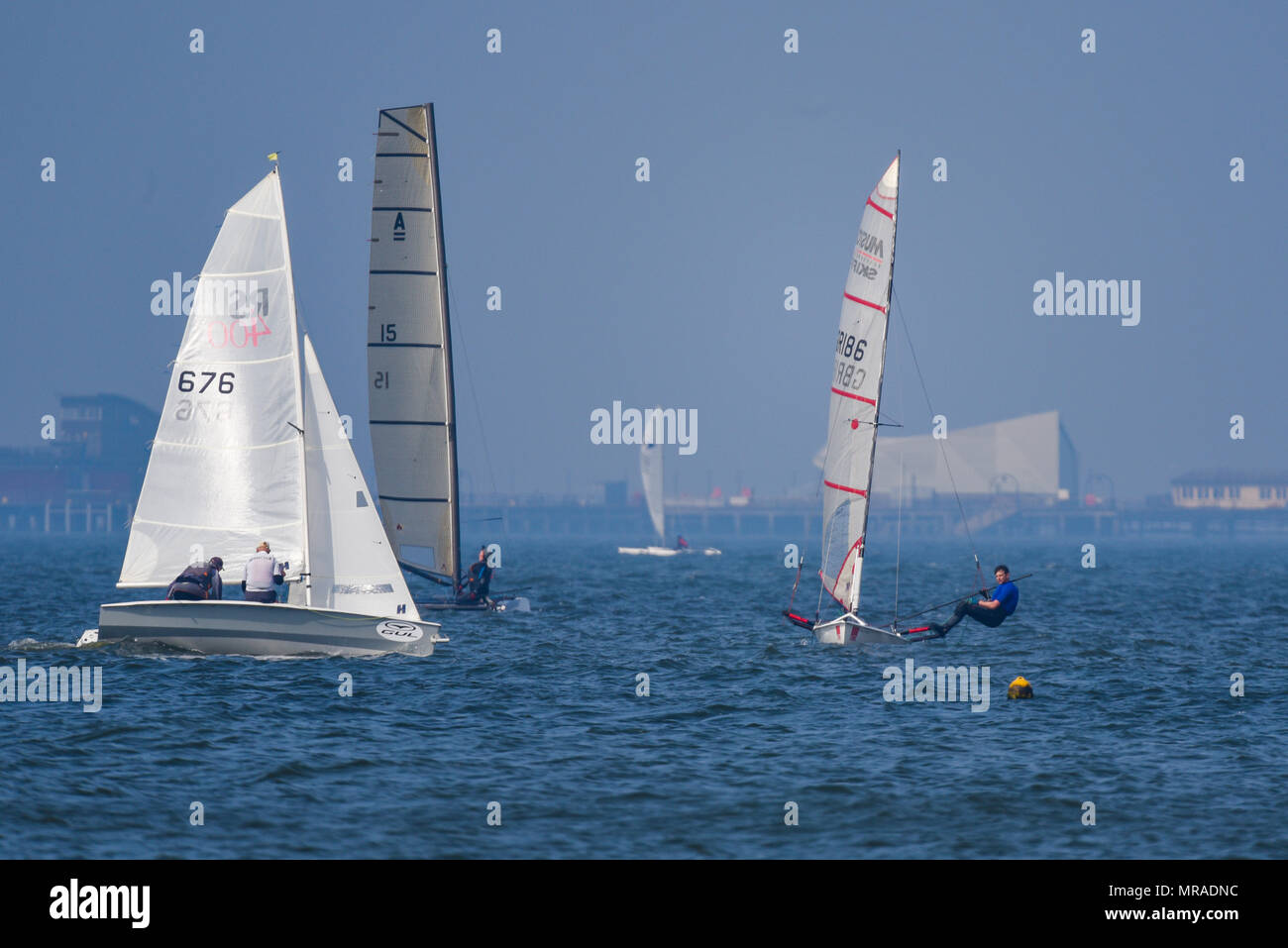 Regata del Thorpe Bay Yacht Club nell'estuario del Tamigi al largo di Thorpe Bay e Southend, vicino al molo di Southend. Essex. Corse di yacht Foto Stock