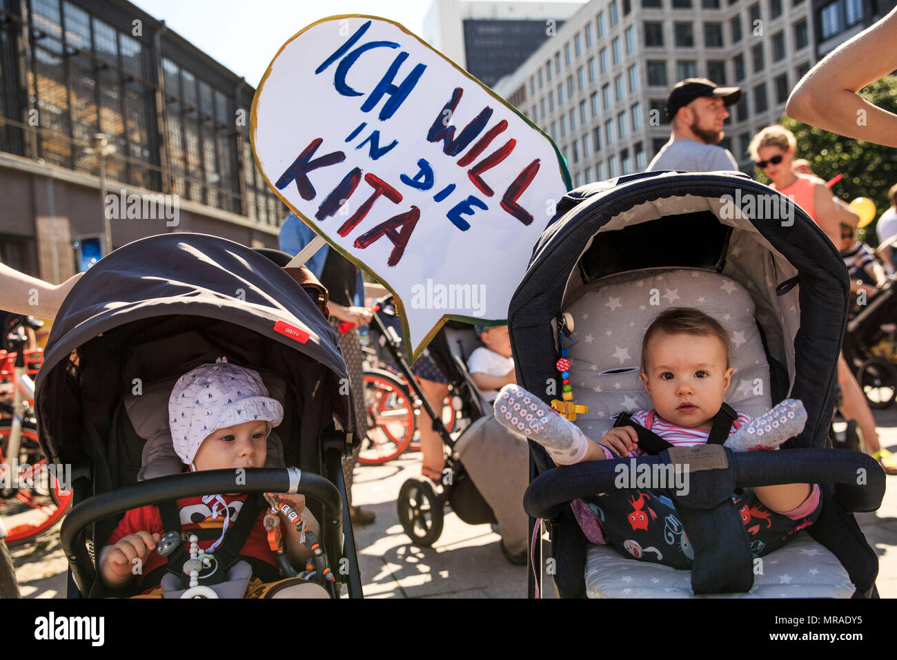 Berlino, Germania, 26 maggio 2018, i neonati con un "Ich in die Kita' (lit. "Voglio andare a Garderie") segno sono a una protesta. I genitori e gli educatori chiedono di più luoghi diurni per essere disponibili per i loro bambini e meglio pagare per lavoratori diurni. Secondo berlinese di Family Office, 170 000 posti diurni sono attualmente disponibili. Nonostante il costante aumento negli ultimi anni, 2500 bambini sono ancora senza un posto diurni. Foto: Carsten Koall/dpa Credito: dpa picture alliance/Alamy Live News Foto Stock