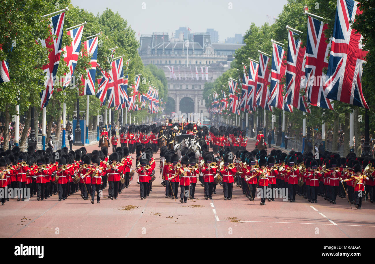 Il centro commerciale di Londra, Regno Unito. 26 Maggio, 2018. Il maggiore generale della revisione è tenuto in caldo soffocante, la penultima prova per la regina il compleanno Parade, noto anche come Trooping il colore. 1400 soldati della divisione di uso domestico e il re della truppa cavallo Royal Artillery prendere parte a questa scala piena prova. Vista frontale dal Queen Victoria Memorial. Credito: Malcolm Park/Alamy Live News. Foto Stock