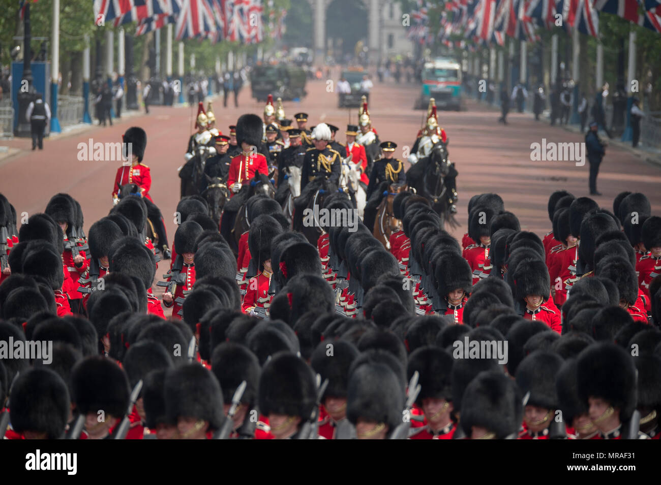 Il centro commerciale di Londra, Regno Unito. 26 Maggio, 2018. Il maggiore generale della revisione è tenuto in caldo soffocante, la penultima prova per la regina il compleanno Parade, noto anche come Trooping il colore. 1400 soldati della divisione di uso domestico e il re della truppa cavallo Royal Artillery prendere parte a questa scala piena prova. Credito: Malcolm Park/Alamy Live News. Foto Stock