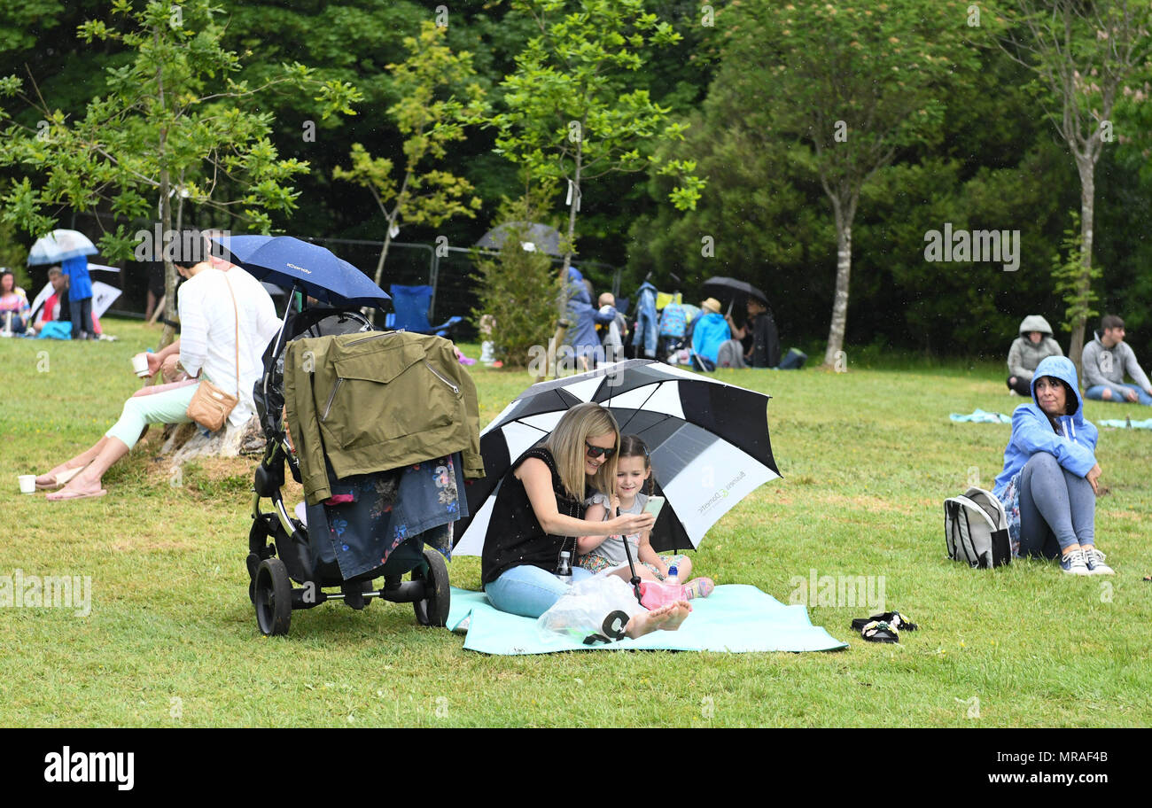 Swansea, South Wales, Regno Unito. 26 maggio 2018. Persone riparo dalla pioggia sotto un ombrello durante la Radio una più grande festival weekend in Swansea Singleton del parco. La Radio una più grande weekend ha dato dei calci a fuori l'estate stagione del festival che ha visto migliaia di gregge a Swansea in Galles del Sud, Regno Unito a guardare gli atti succhiare come, Ed Sheeran, stesso Smith, George Esdra e Craig David. Credito: Robert Melen/Alamy Live News. Foto Stock Swansea, South Wales, Regno Unito. 26 maggio 2018. Persone riparo dalla pioggia sotto un ombrello durante la Radio una più grande festival weekend in Swansea Singleton del parco. La Radio una più grande weekend ha dato dei calci a fuori l'estate stagione del festival che ha visto migliaia di gregge a Swansea in Galles del Sud, Regno Unito a guardare gli atti succhiare come, Ed Sheeran, stesso Smith, George Esdra e Craig David. Credito: Robert Melen/Alamy Live News. Foto Stock