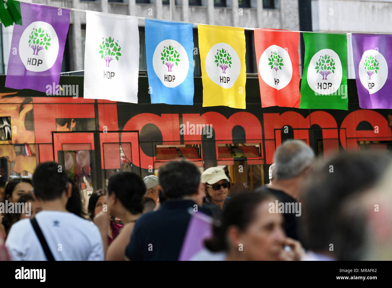 Colonia, Germania, 26 maggio 2018, bandiere della pro-partito curdo HDP sono in mostra in una manifestazione di protesta contro il Presidente turco Recep Tayyip Erdogan. Foto: Henning Kaiser/dpa Credito: dpa picture alliance/Alamy Live News Foto Stock