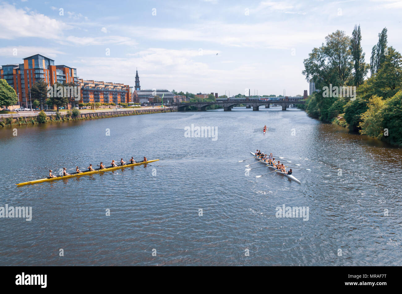 Glasgow, Scotland, Regno Unito. 26 Maggio, 2018. La Scottish Boat Race è un annuale coxed otto gare di canottaggio sul fiume Clyde tra l'Università di Glasgow e l'Università di Edimburgo. La gara si avvia al King George V Ponte e termina presso il Glasgow Science Centre. Questo anno Edimburgo di maschio e femmina prime squadre sia battere i loro rivali di Glasgow. Altre gare incluso il debuttante team e alumni da entrambe le università, con Edimburgo vincendo cinque delle sei gare. Credito: Berretto Alamy/Live News Foto Stock