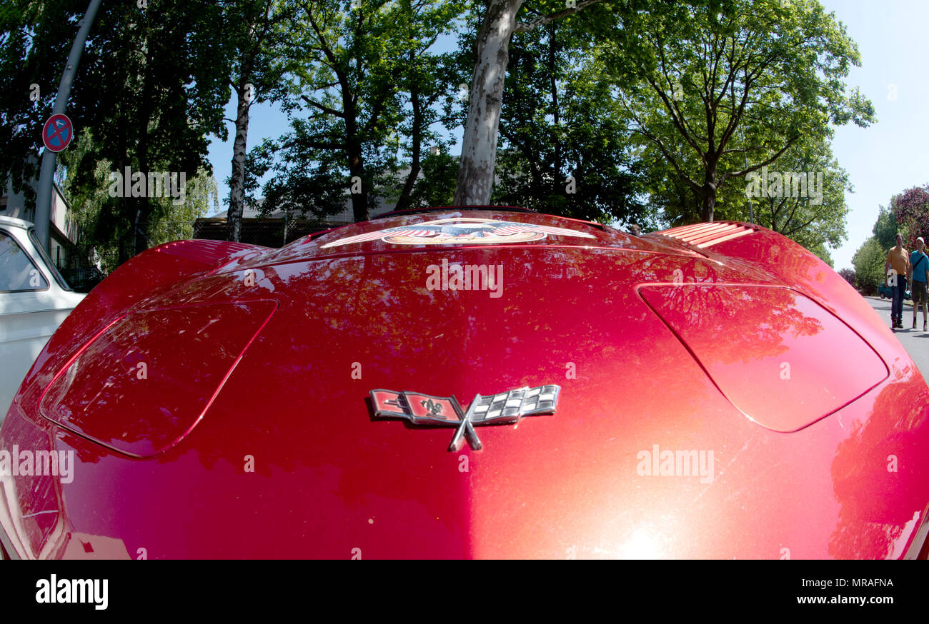 26 maggio 2018, Germania Berlino: un rosso Corvette Stingray è in mostra presso la Dekra Classic Car incontriamoci a Tempelhof. Foto: Paolo Zinken/dpa Foto Stock