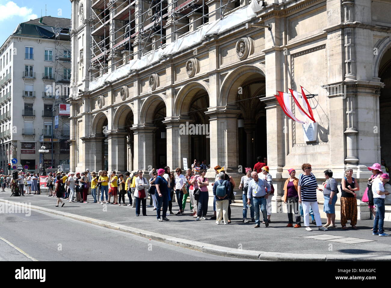Vienna, Austria, 26 maggio, 2018. Una catena umana per i diritti delle donne e l'umanità a Vienna. Un austriaco ampia dimostrazione contro lo smantellamento dello stato sociale, propaganda bellica e la destra politica di divisione e di emarginazione organizzata dal plattform 20000 frauen(venti mila donne). Immagine mostra catena umana di fronte all'Opera di Stato di Vienna. Credito: Franz Perc / Alamy Live News Foto Stock