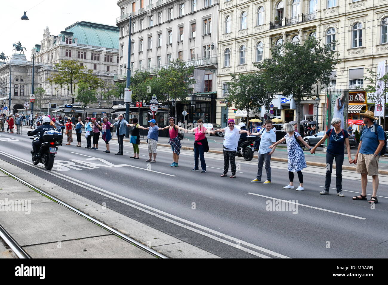 Vienna, Austria, 26 maggio, 2018. Una catena umana per i diritti delle donne e l'umanità a Vienna. Un austriaco ampia dimostrazione contro lo smantellamento dello stato sociale, propaganda bellica e la destra politica di divisione e di emarginazione organizzata dal plattform 20000 frauen(venti mila donne). Immagine mostra catena umana all'anello interno di Vienna. Credito: Franz Perc / Alamy Live News Foto Stock