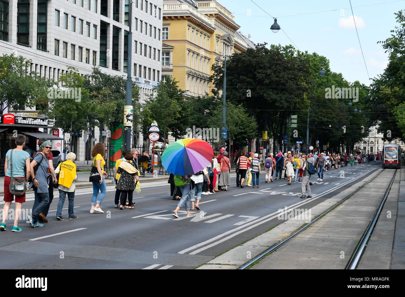 Vienna, Austria, 26 maggio, 2018. Una catena umana per i diritti delle donne e l'umanità a Vienna. Un austriaco ampia dimostrazione contro lo smantellamento dello stato sociale, propaganda bellica e la destra politica di divisione e di emarginazione organizzata dal plattform 20000 frauen(venti mila donne). Immagine mostra catena umana in corrispondenza dell'anello interno a Vienna Credito: Franz Perc / Alamy Live News Foto Stock