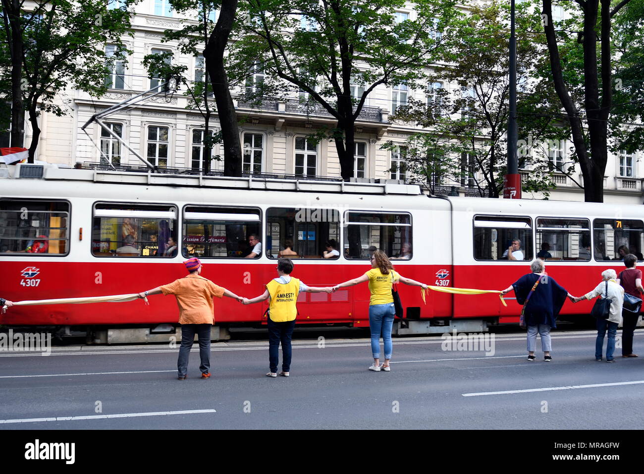 Vienna, Austria, 26 maggio, 2018. Una catena umana per i diritti delle donne e l'umanità a Vienna. Un austriaco ampia dimostrazione contro lo smantellamento dello stato sociale, propaganda bellica e la destra politica di divisione e di emarginazione organizzata dal plattform 20000 frauen(venti mila donne). La figura mostra una catena umana con i membri di Amnesty International. Credito: Franz Perc / Alamy Live News Foto Stock