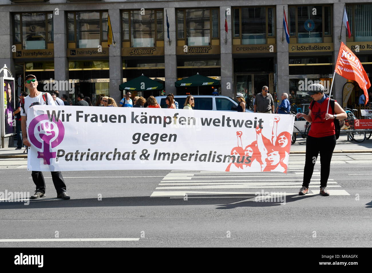 Vienna, Austria, 26 maggio, 2018. Una catena umana per i diritti delle donne e l'umanità a Vienna. Un austriaco ampia dimostrazione contro lo smantellamento dello stato sociale, propaganda bellica e la destra politica di divisione e di emarginazione organizzata dal plattform 20000 frauen(venti mila donne). La figura mostra un banner con la scritta "Noi donne lotta di tutto il mondo contro il patriarcato e imperialismo'. Credito: Franz Perc / Alamy Live News Foto Stock