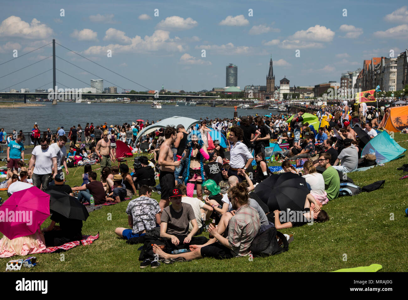 Düsseldorf, Germania. 26 maggio 2018. La folla si riuniscono sulle rive del fiume Reno. L annuale Giornata del Giappone (Japan-Tag) festival che celebra l'amicizia Tedesco-giapponese avviene a Düsseldorf. La cultura e lo stile di vita evento attrae centinaia di migliaia di visitatori ogni anno. Foto: 51Nord/Alamy Live News Foto Stock