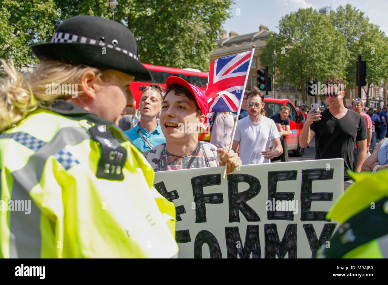 Londra, UK, 26 maggio 2018. Protester affronta la polizia durante la protesta per Tommy Robinson Credito: Alex Cavendish/Alamy Live News Foto Stock