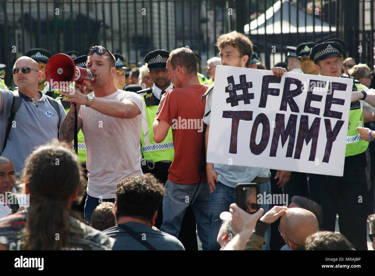 Londra, UK, 26 maggio 2018. I dimostranti fuori Downing Street chiamando per liberare Tommy Robinson Credito: Alex Cavendish/Alamy Live News Foto Stock