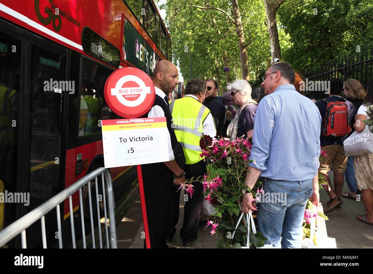 Londra, UK 26 Maggio 2018: i visitatori al Chelsea Flower Show 2018 lasciare il giorno finale con forti sconti fiori e piante.Credit: Claire Doherty/Alamy Live News Foto Stock