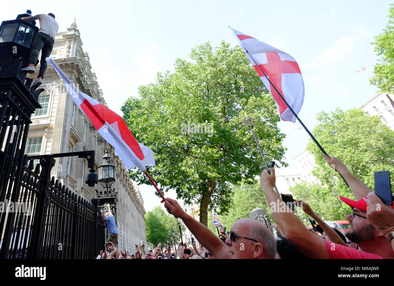 Londra, UK, 26 maggio 2018. Manifestanti salire i cancelli di Downing strre Credito: Londonphotos/Alamy Live News Foto Stock