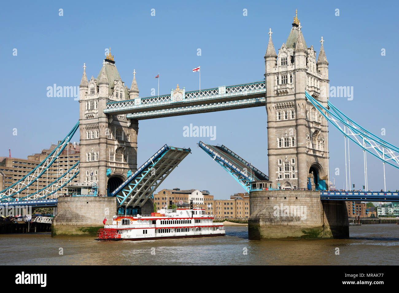 Londra, Regno Unito. 26 maggio 2018. Il Tower Bridge sollevato per Dixie Regina Paddlesteamer sul Fiume Tamigi a Londra Credito: Paul Brown/Alamy Live News Foto Stock