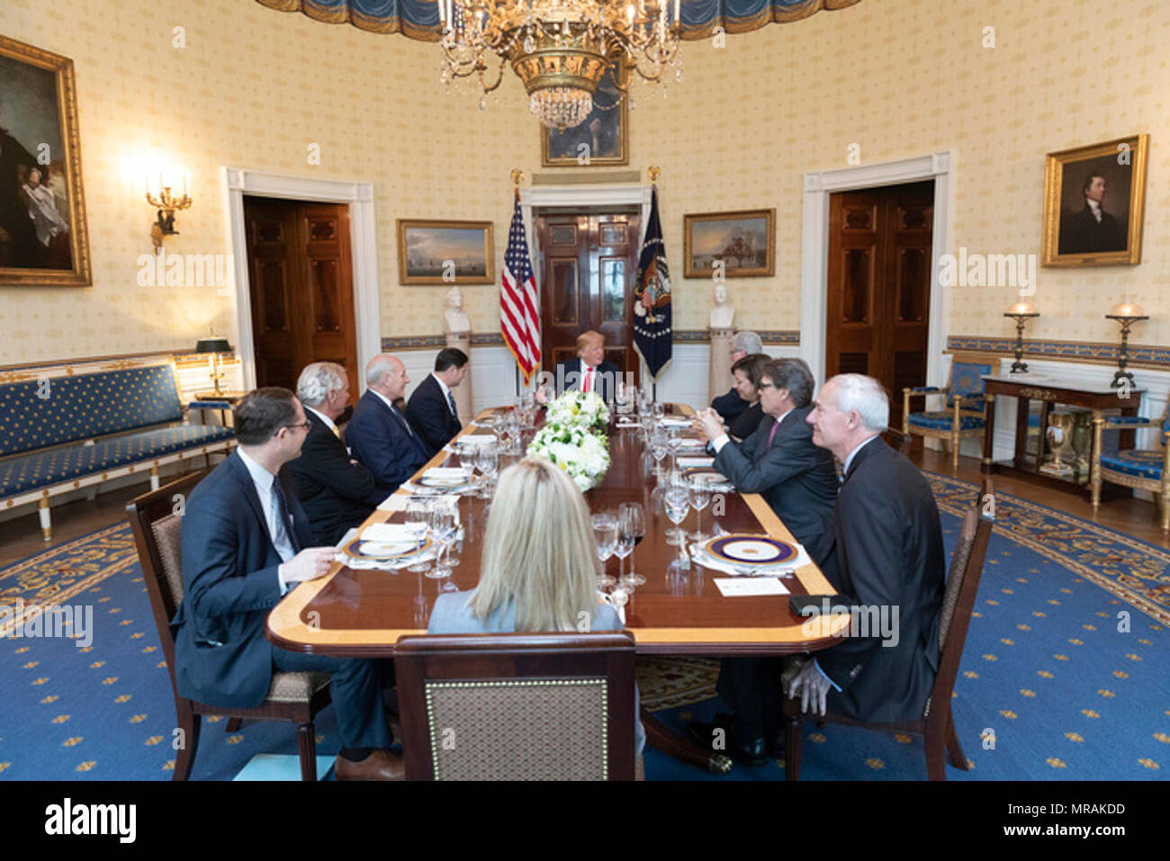 WASHINGTON, DC - settimana di maggio 21: Presidente Trump ospita una cena con i governatori di stato per discutere di sicurezza alle frontiere e di sicurezza europee, nella camera blu alla Casa Bianca, lunedì, 21 maggio 2018, a Washington D.C. Il presidente di giunzione Trump e i membri del suo gabinetto per la cena sono Governatore Asa Hutchinson, R-Ar; Gov. Doug Ducey, R-AZ; Gov. Phil Bryant, R-MS; Gov. Susana Martinez, R-NM e Gov. Henry McMaster, R- Sc Persone: presidente Donald Trump Foto Stock