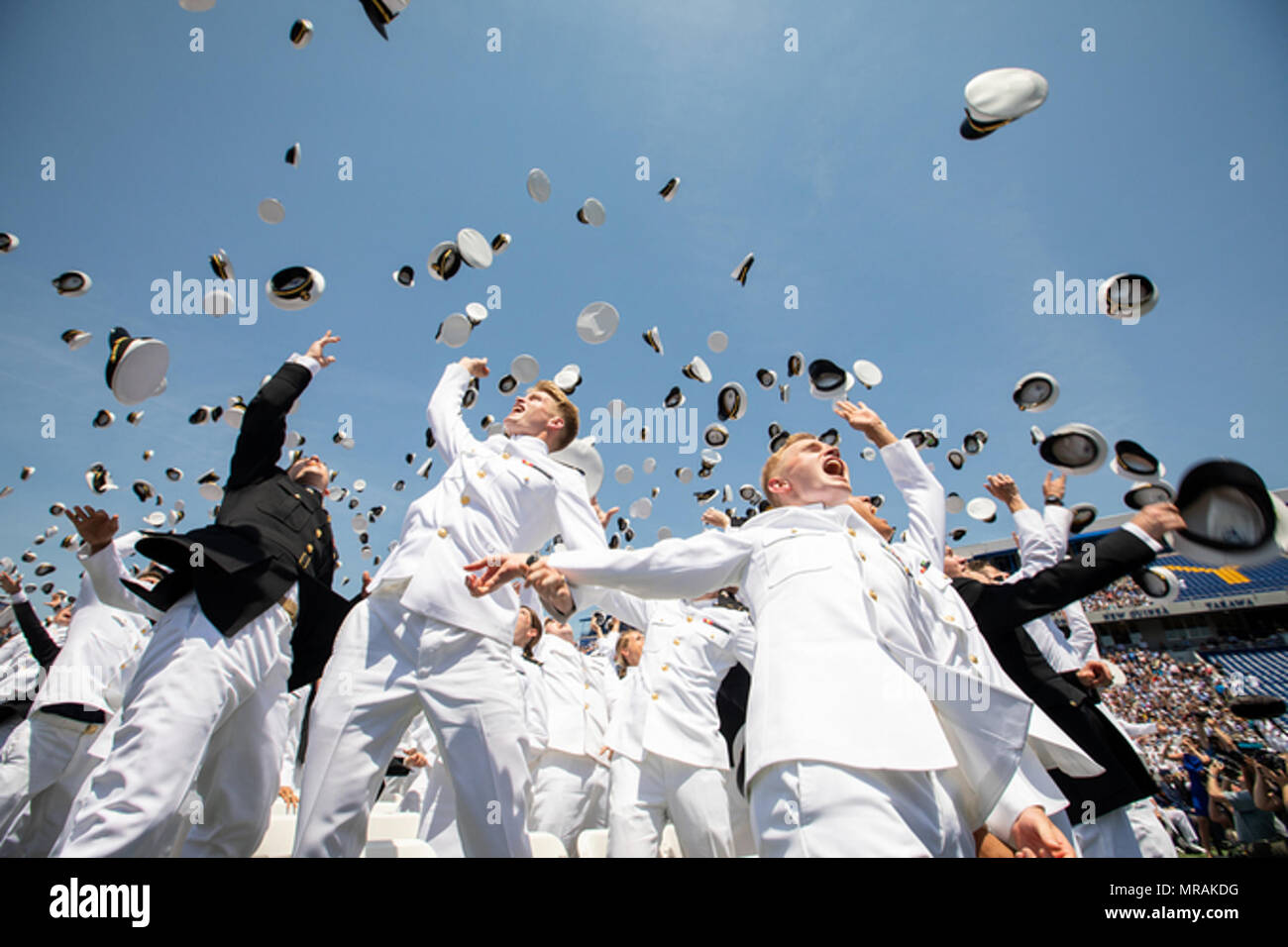 Annapolis, MD - settimana di maggio 21: U.S. Naval Academy laureati mescolare i loro cappelli a conclusione del 2018 U.S. L'Accademia Navale di graduazione e cerimonia di messa in esercizio per 1042 unità recentemente commissionato alfieri e seconda luogotenenti, presso la Marina Marine Corps Memorial Stadium, Venerdì, 25 maggio 2018, in Annapolis, MD. Persone: presidente Donald Trump Foto Stock