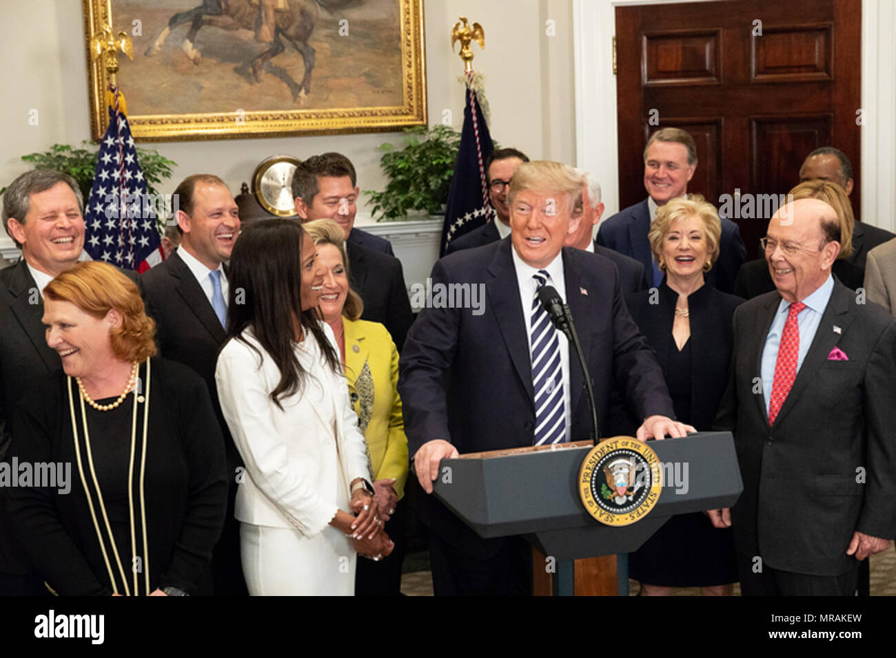WASHINGTON, DC - settimana di maggio 21: Presidente Trump, uniti dal Segretario di Stato per il commercio Wilbur Ross, Amministratore della Small Business Administration Linda McMahon, Segretario del Tesoro Steven Mnuchin, e i membri del Congresso, offre commento prima di firmare S. 2155 -la crescita economica, di regolamentazione e di decompressione di legge sulla tutela dei consumatori, nella sala Roosevelt alla Casa Bianca, giovedì, 24 maggio 2018 a Washington, D.C. Persone: presidente Donald Trump Foto Stock